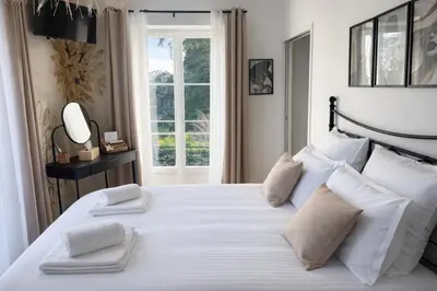 Un ou plusieurs lits dans un hébergement de l'établissement La Villa Blanche Appart hôtel