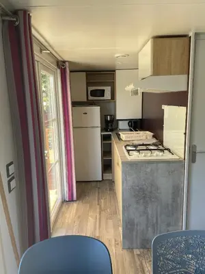 Cuisine ou kitchenette dans l'établissement La Plage 4 étoiles à MIMIZAN emplacement E17 3CH 1SDB 6 personnes