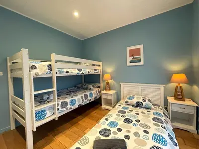Un ou plusieurs lits dans un hébergement de l'établissement Villa spacieuse avec jacuzzi et piscine chauffée à Hossegor - FR-1-413-261
