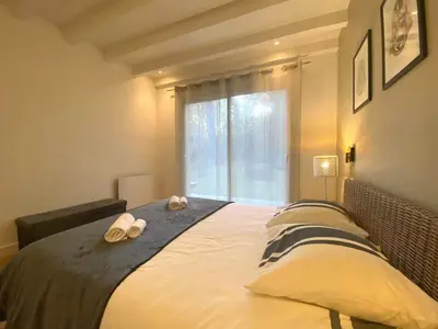 Un ou plusieurs lits dans un hébergement de l'établissement Villa spacieuse avec jacuzzi et piscine chauffée à Hossegor - FR-1-413-261