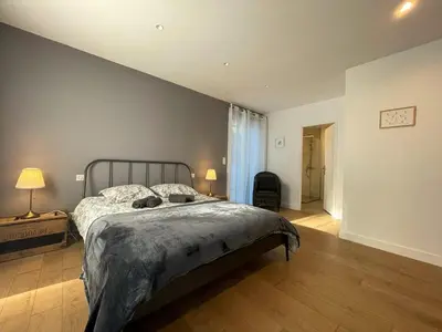 Un ou plusieurs lits dans un hébergement de l'établissement Villa spacieuse avec jacuzzi et piscine chauffée à Hossegor - FR-1-413-261