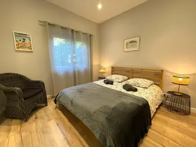 Un ou plusieurs lits dans un hébergement de l'établissement Villa spacieuse avec jacuzzi et piscine chauffée à Hossegor - FR-1-413-261