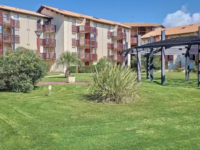 Jardin de l'établissement T2 avec Loggia et Piscine Saisonnière à Vieux-Boucau - FR-1-857-64