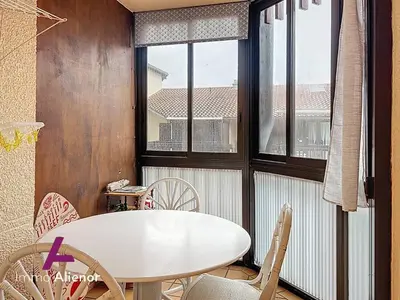 Coin salon dans l'établissement T2 avec Loggia et Piscine Saisonnière à Vieux-Boucau - FR-1-857-64