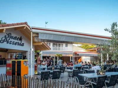 Restaurant ou autre lieu de restauration dans l'établissement Mobil home à Messanges avec terrasse - API-1-52-1420