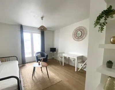 Télévision ou salle de divertissement dans l'établissement Studio centre de Dax Séjours semaine et curistes