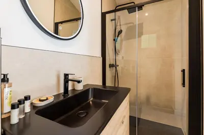 Salle de bains dans l'établissement Charmante villa - Proche plage - Quartier de la Coorniche