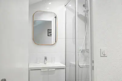 Salle de bains dans l'établissement MAISON 4 PERSONNES bordure forêt