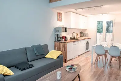 Cuisine ou kitchenette dans l'établissement MAISON 4 PERSONNES bordure forêt