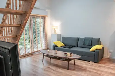 Coin salon dans l'établissement MAISON 4 PERSONNES bordure forêt
