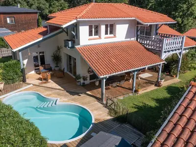 Piscine de l'établissement Villa moderne à Biscarrosse - 5 chambres, piscine chauffée, proche lac, piste cyclable - FR-1-319-625 ou située à proximité