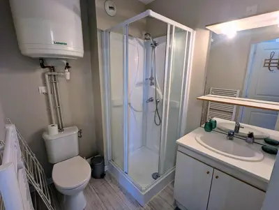 Salle de bains dans l'établissement Escale Dax, 5' de la gare, centre, Parking privé gratuit