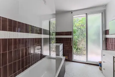 Salle de bains dans l'établissement Maison au coeur des pins