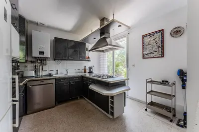 Cuisine ou kitchenette dans l'établissement Maison au coeur des pins