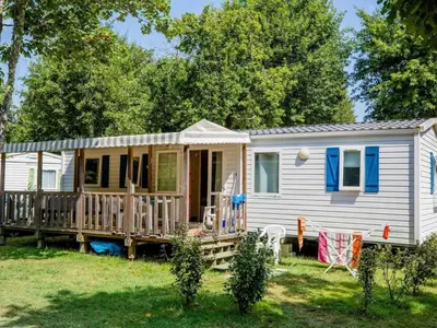 Jardin de l'établissement Mobil home spacieux avec terrasse pour 6 personnes - API-1-52-1438