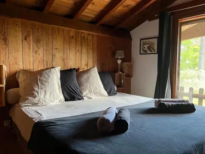 Un ou plusieurs lits dans un hébergement de l'établissement Maison atypique au coeur de notre pinede