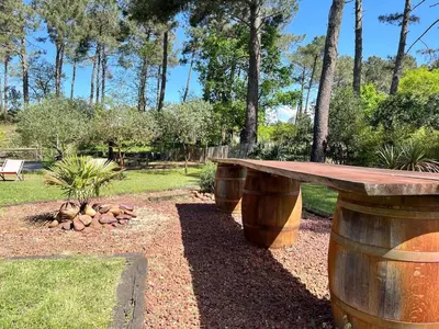 Jardin de l'établissement Maison atypique au coeur de notre pinede