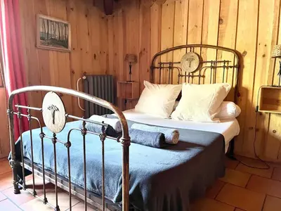 Un ou plusieurs lits dans un hébergement de l'établissement Maison atypique au coeur de notre pinede
