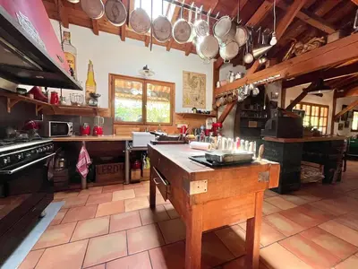 Restaurant ou autre lieu de restauration dans l'établissement Maison atypique au coeur de notre pinede