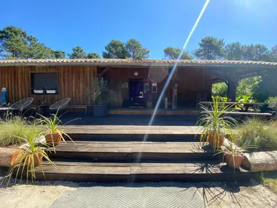 Jardin de l'établissement Maison atypique au coeur de notre pinede