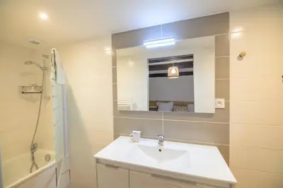 Salle de bains dans l'établissement Belle maison landaise parc et tennis proche océan