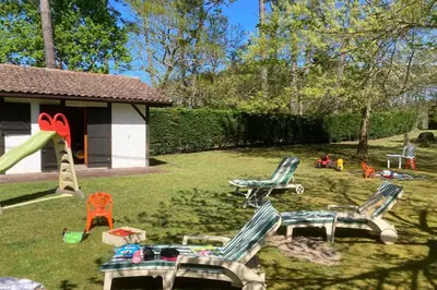 Jardin de l'établissement Belle maison landaise parc et tennis proche océan