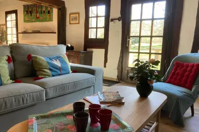 Coin salon dans l'établissement Belle maison landaise parc et tennis proche océan