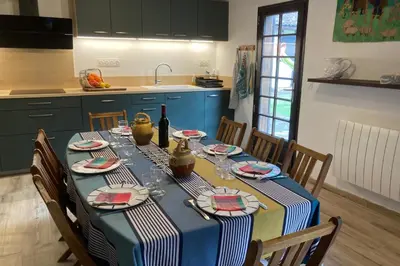 Cuisine ou kitchenette dans l'établissement Belle maison landaise parc et tennis proche océan