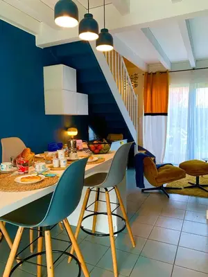 Coin salon dans l'établissement La Suite Unique - Cottage cosy - 2 chambres - vue Golf - 10 mn des Thermes - Linge inclus-