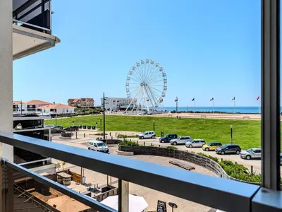 Vue générale sur la mer ou vue sur la mer prise depuis l'appartement