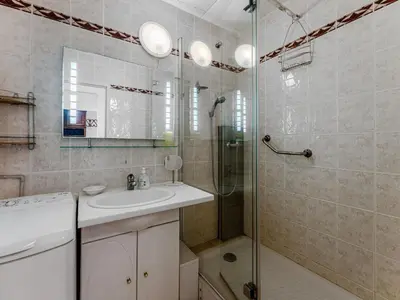 Salle de bains dans l'établissement Biscarrosse-Plage : Appartement Climatisé Vue Océan, 4 Pers, Parking - FR-1-521-267