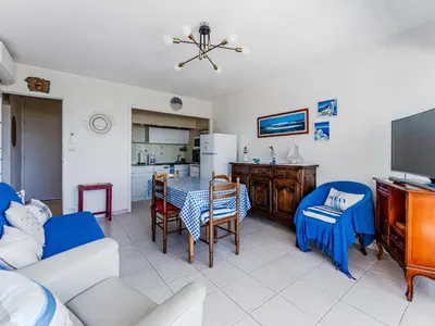 Télévision ou salle de divertissement dans l'établissement Biscarrosse-Plage : Appartement Climatisé Vue Océan, 4 Pers, Parking - FR-1-521-267