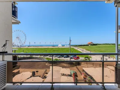 Vue générale sur la mer ou vue sur la mer prise depuis l'appartement