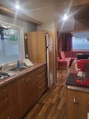 Cuisine ou kitchenette dans l'établissement Mobilhome