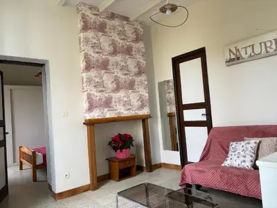 Coin salon dans l'établissement Chateau du Rau apt2