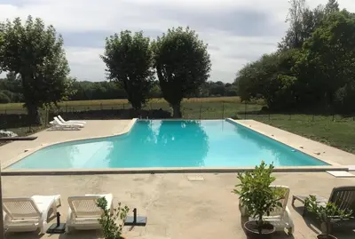 Piscine de l'établissement Chateau du Rau apt2 ou située à proximité