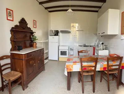 Cuisine ou kitchenette dans l'établissement Chateau du Rau apt2