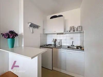 Cuisine ou kitchenette dans l'établissement Appartement T2 cabine - 4 pers, balcon, parking - FR-1-857-66