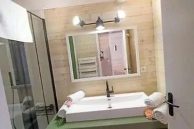 Salle de bains dans l'établissement Belle Maison Ossature Bois Avec Spa Proche Océan