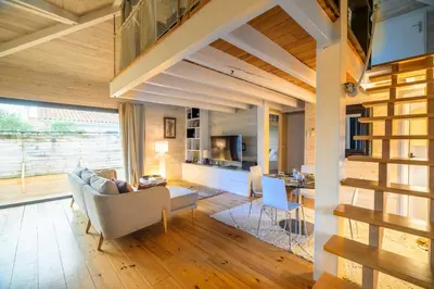 Coin salon dans l'établissement Belle Maison Ossature Bois Avec Spa Proche Océan