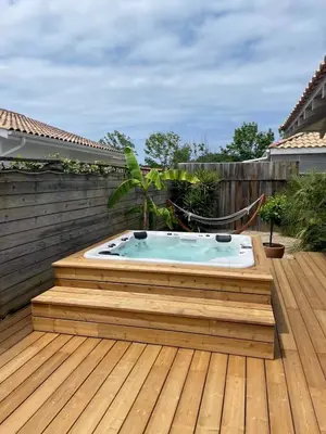 Piscine de l'établissement Belle Maison Ossature Bois Avec Spa Proche Océan ou située à proximité