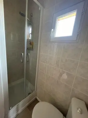 Salle de bains dans l'établissement Chalet Boisé, climatisé - Piscine Village Khélus