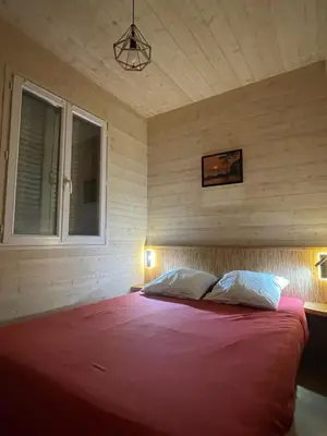 Un ou plusieurs lits dans un hébergement de l'établissement Chalet Boisé, climatisé - Piscine Village Khélus