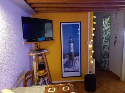 Télévision ou salle de divertissement dans l'établissement Logement au calme à 50m de l'océan