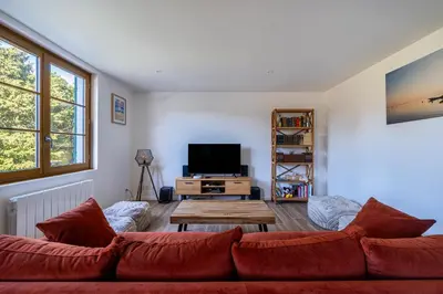Télévision ou salle de divertissement dans l'établissement Moulleau Jolie maison rénovée pour 9 personnes, avec jardin
