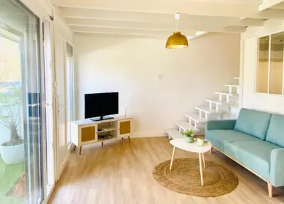 Télévision ou salle de divertissement dans l'établissement Maison cosy, calme proche du port ostréicole