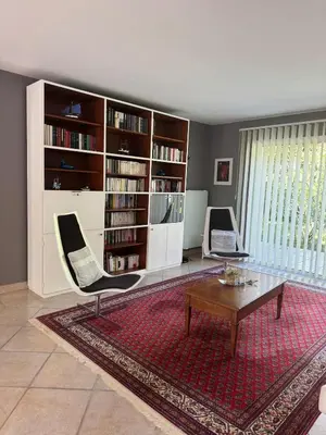 Bibliothèque dans la villa