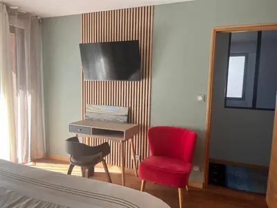 Télévision ou salle de divertissement dans l'établissement 2 chambres près Contis Plage