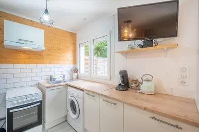 Cuisine ou kitchenette dans l'établissement Studio paisible, lac et Thermes