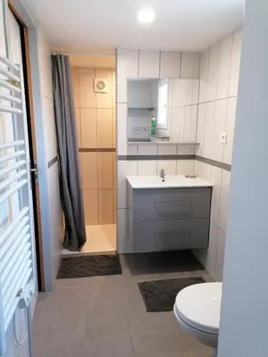 Salle de bains dans l'établissement Maisonnette Bassin d'Arcachon